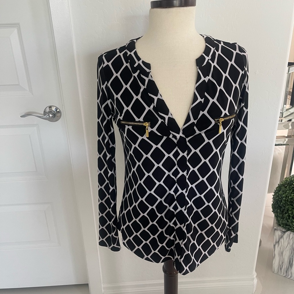 Black and White Geometric Blouse with Gold Zipper Accents